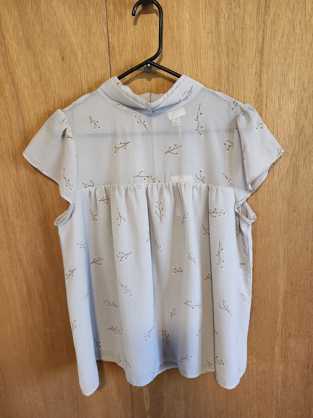 NWT. Light Gray Floral Print Flutter Sleeve Blouse